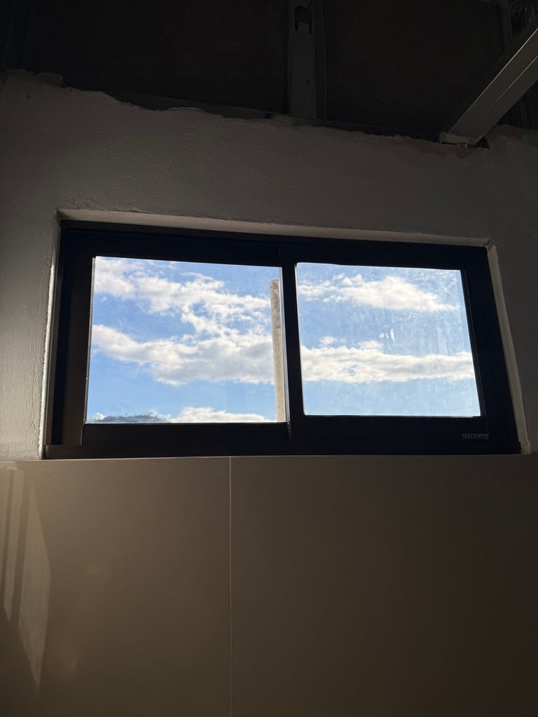 Ventanas de marco negro en pared blanca