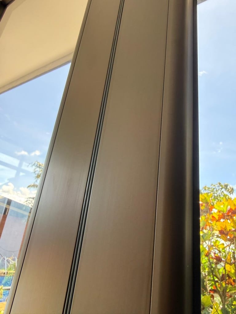 Fachada moderna con paneles metálicos y vidrio reflectivo