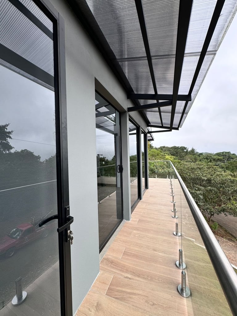 Terraza con puertas de vidrio