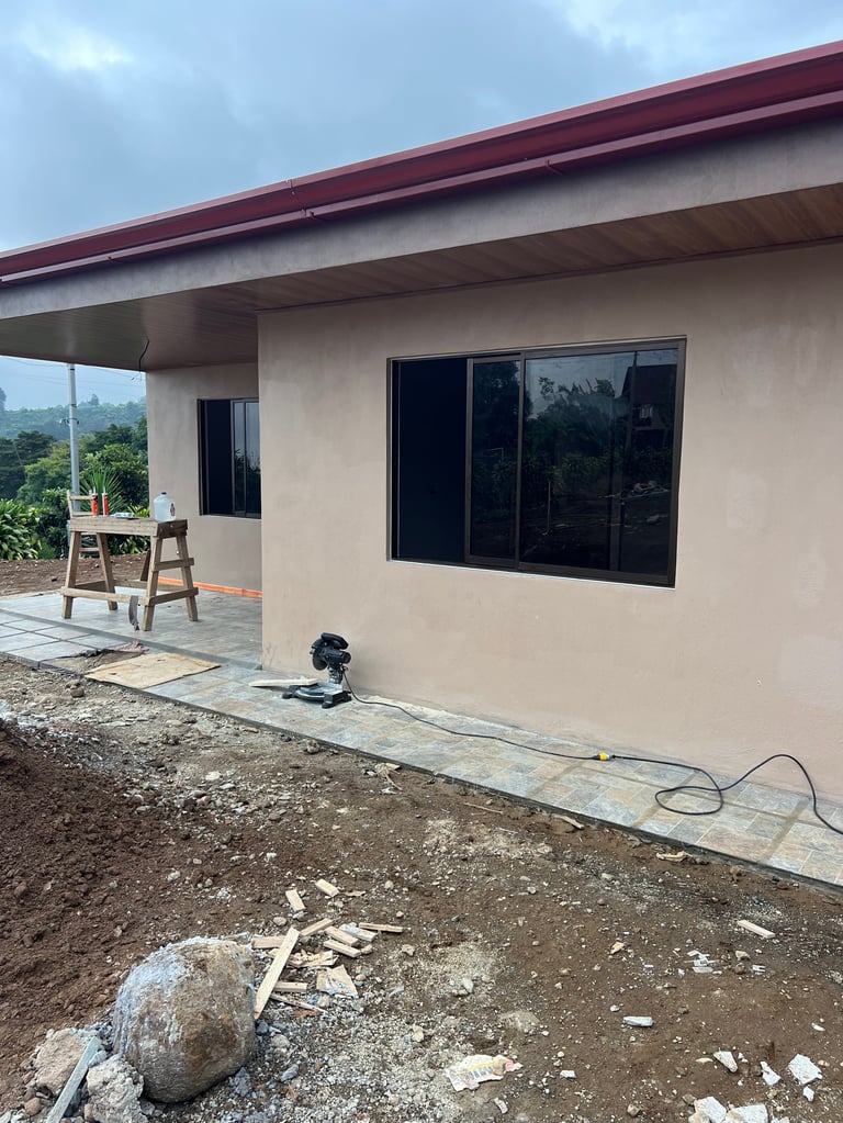 Casa beige con ventanas de marco negro