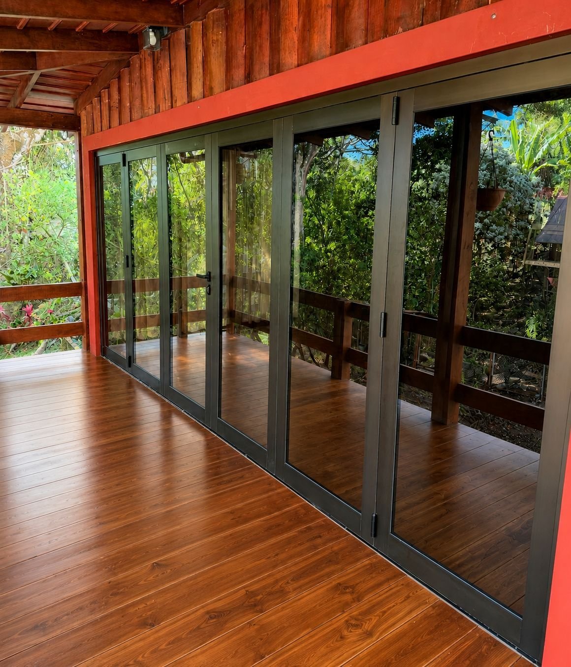 Interior de deck moderno con puertas corredizas de vidrio