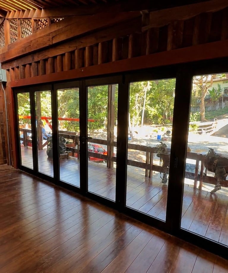 Interior de estructura de madera con puertas corredizas hacia deck