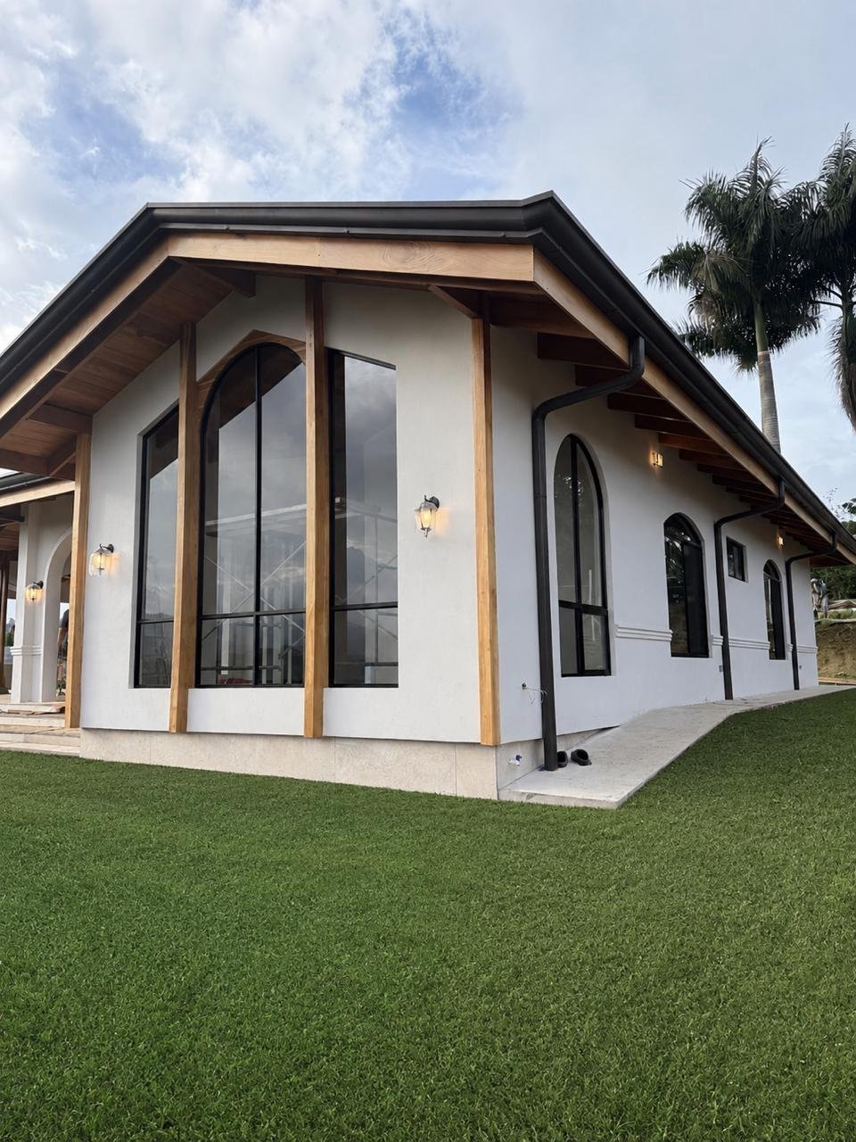 Casa moderna con puertas de vidrio