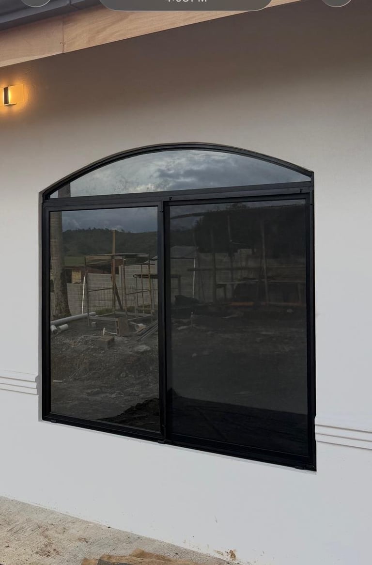 Ventana bay con marco negro en pared blanca