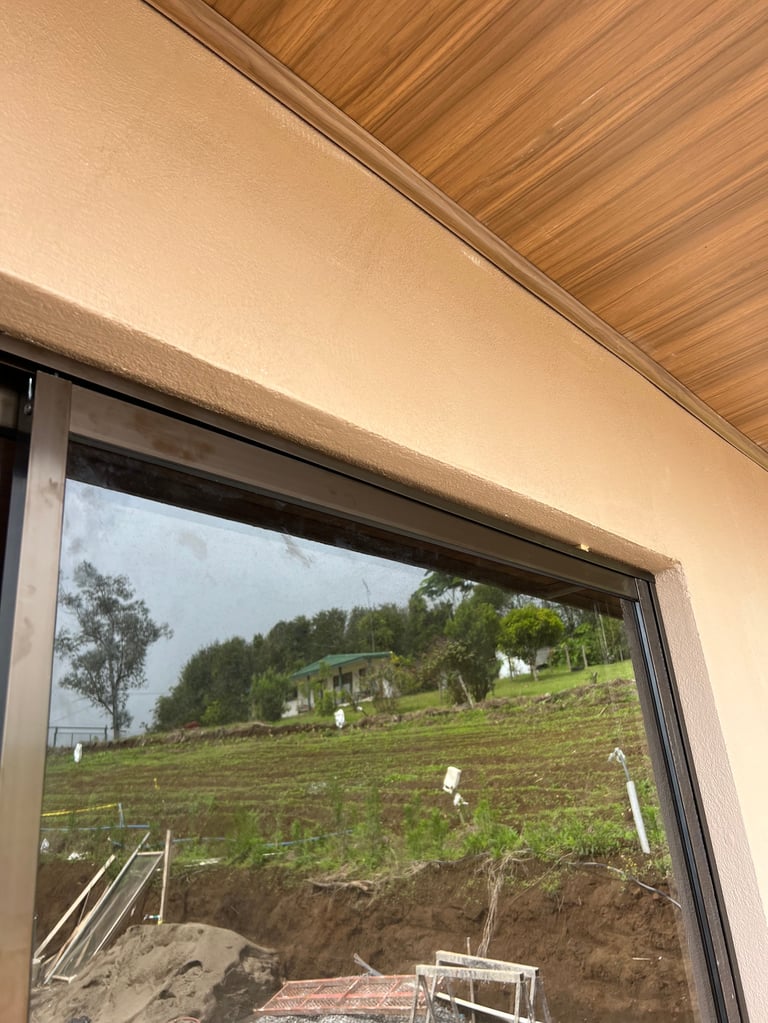 Vista a través de ventana moderna con paisaje rural