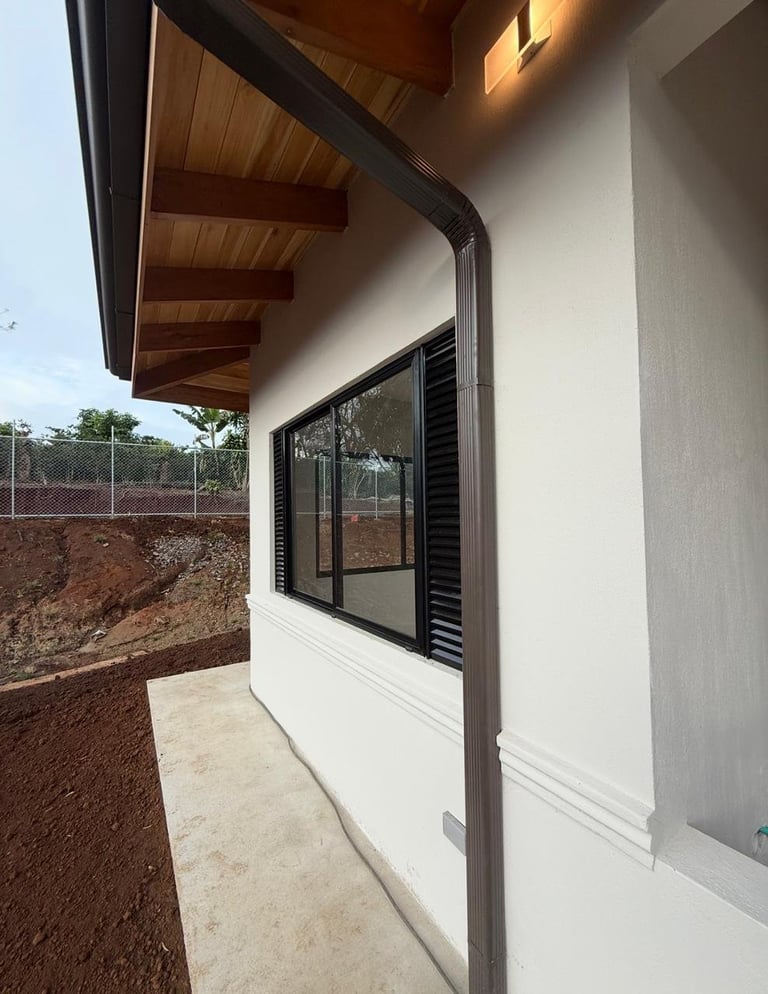 Edificio blanco moderno con ventanas de marco negro
