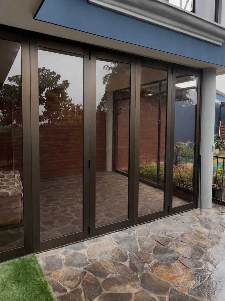 Casa moderna con puertas corredizas hacia jardín