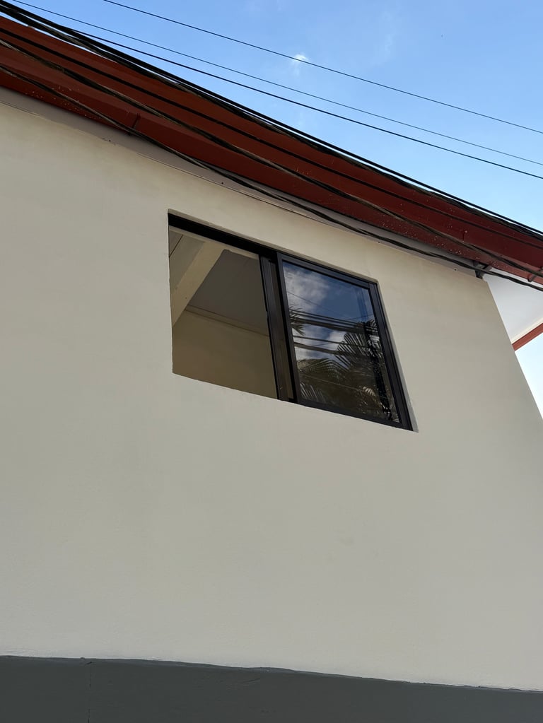 Edificio moderno con ventana de marco oscuro