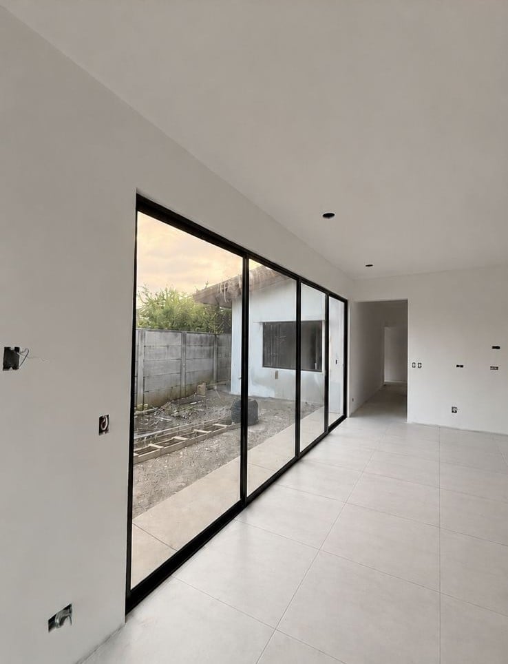 Interior moderno con puertas de vidrio y marco negro