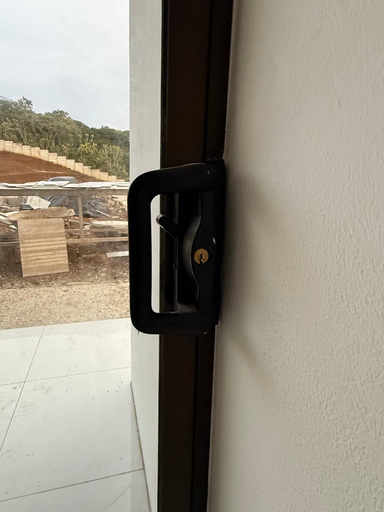 Detalle de manija de puerta corrediza en pared blanca
