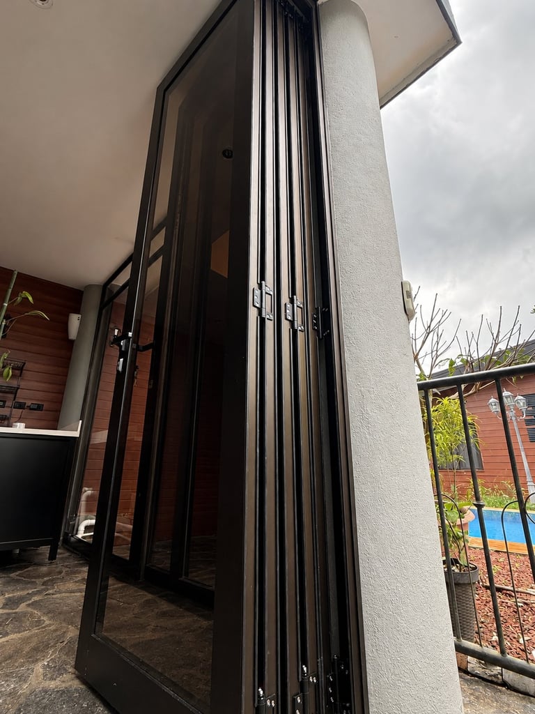 Puertas abatibles de vidrio en casa moderna con pared blanca