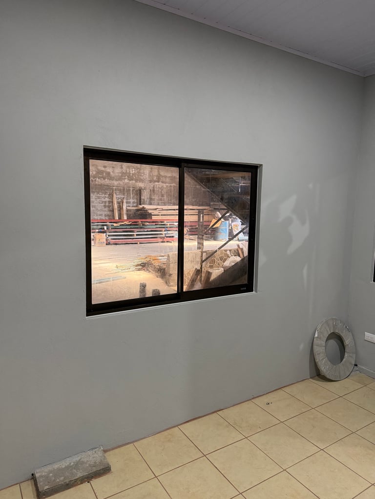 Ventana de marco negro en pared gris