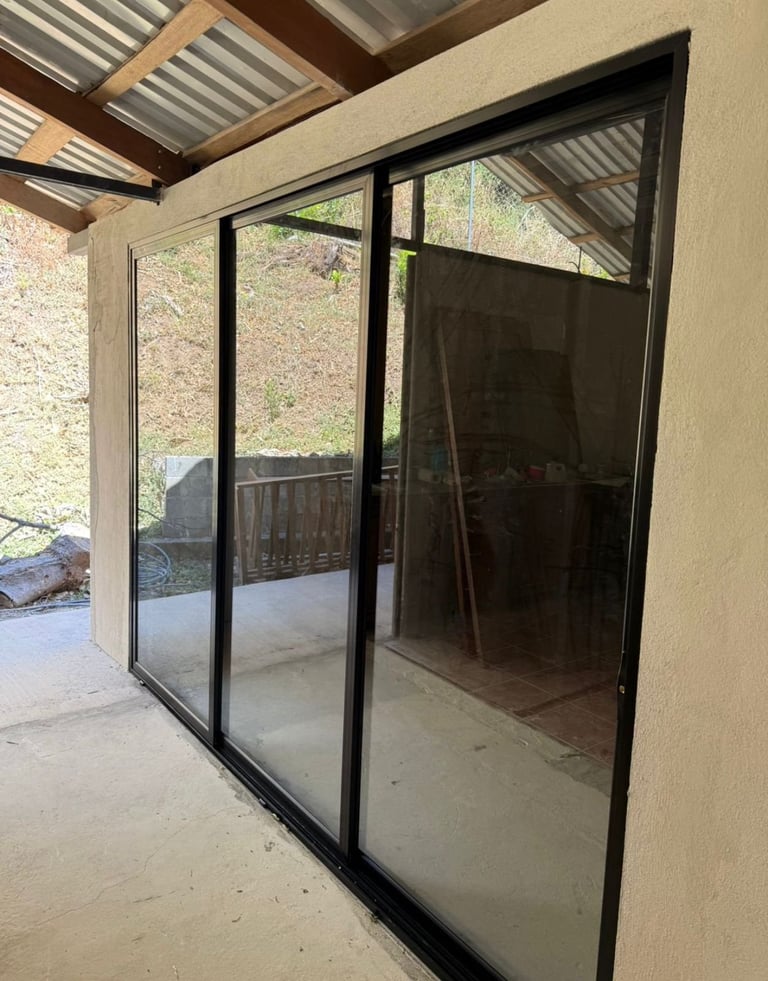 Puertas corredizas de vidrio en área de patio moderna