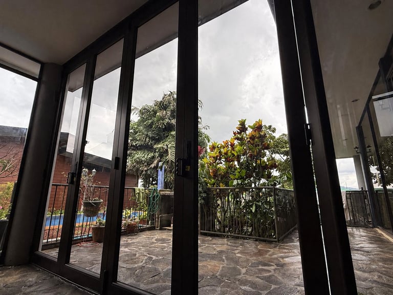 Puertas corredizas de vidrio hacia terraza con jardín