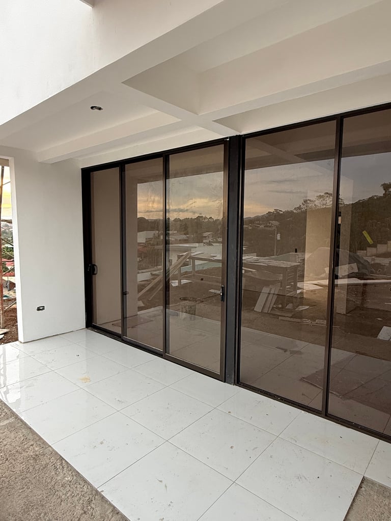 Interior moderno con puertas corredizas de vidrio