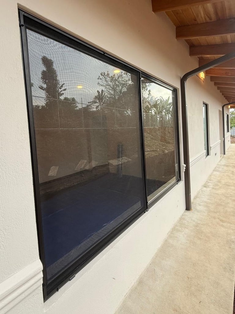 Puertas corredizas de vidrio en patio techado